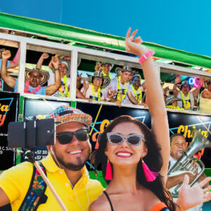Chiva rumbera de Chiva Party recorriendo Cartagena de noche con pasajeros y músicos en vivo